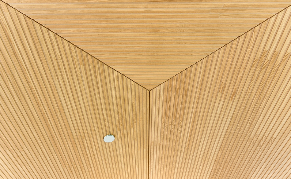 Detalje af 6-lamels Pro+ I-Lock® loft fra I-Wood Denmark® med præcise samlinger i sommerhus i Lemvig.