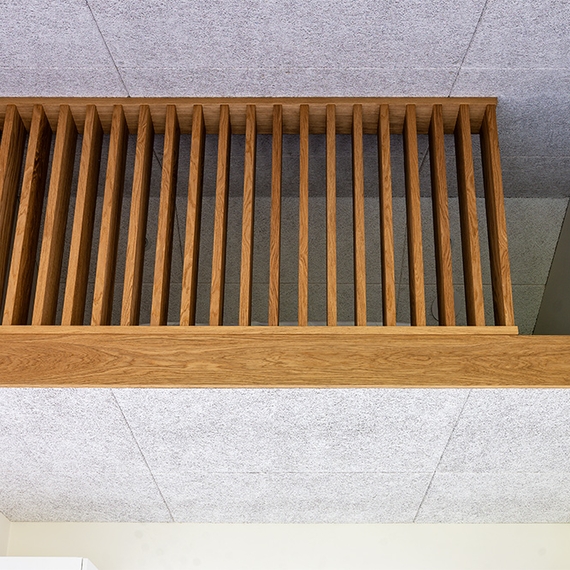 DivideWall® fra I-Wood Denmark® som afskærmning ved hems i sommerhus.