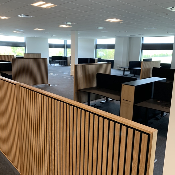 Flytbar skillevæg med træpanaler